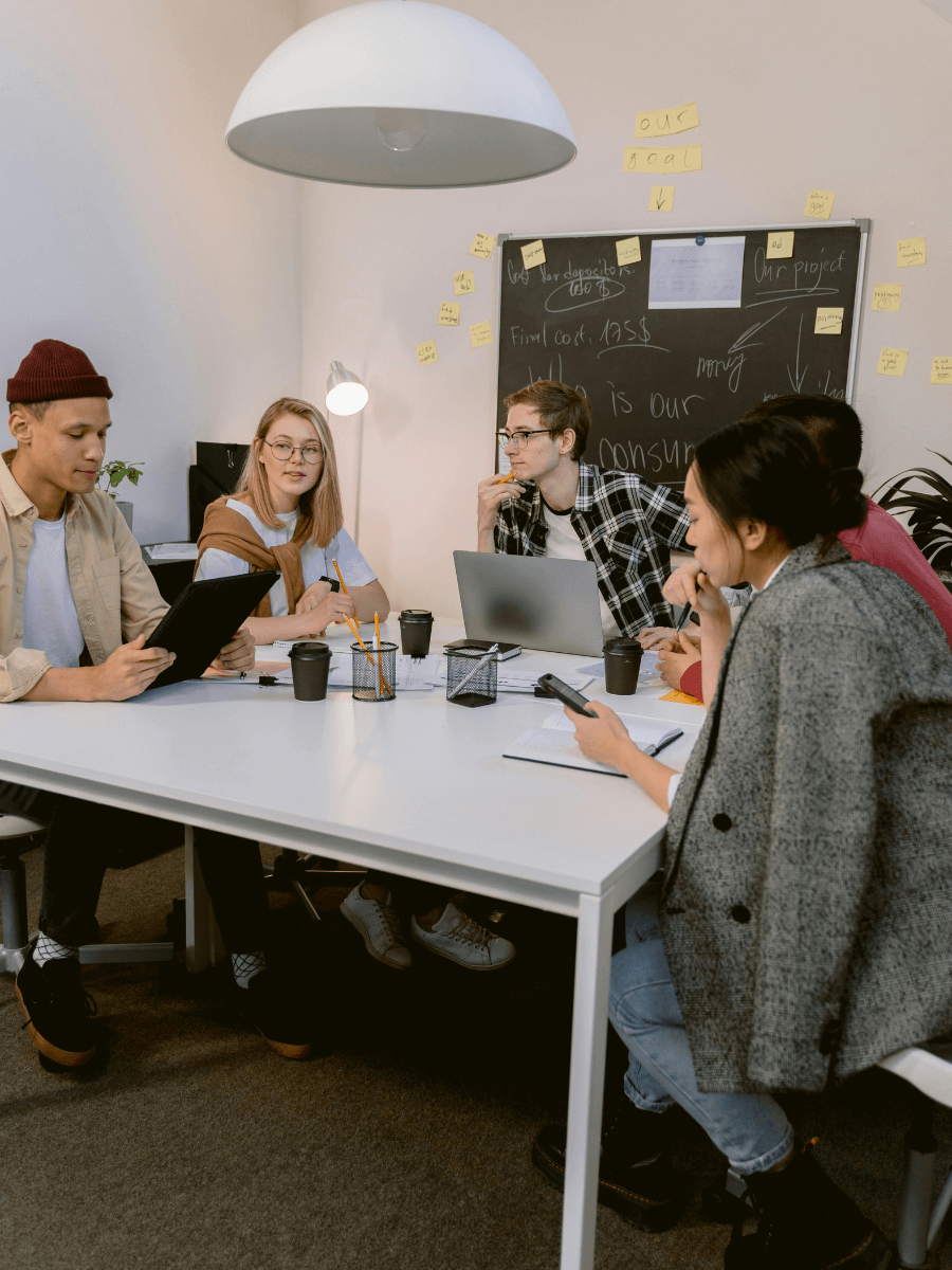 Marketing team exploring the different channels fof digital marketing for startups.